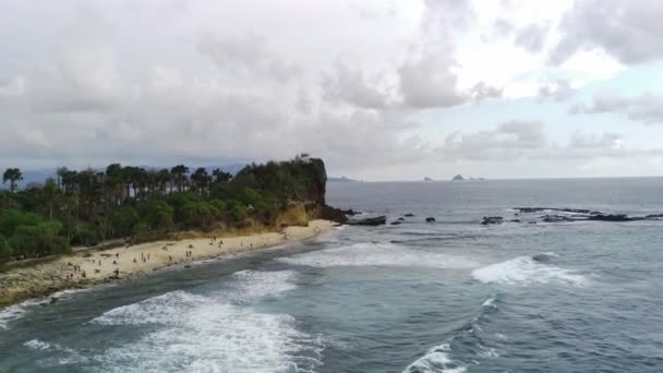 Drone Shot Papuma Beach Grudzień Indonezja Gęstą Roślinnością Wysokie Skały — Wideo stockowe