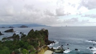 Endonezya 'nın başkenti Papuma Sahili' nde yoğun bitki örtüsü, yüksek uçurum ve okyanus dalgalarıyla insansız hava aracı vuruldu..