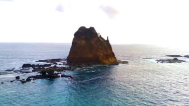 Endonezya 'nın başkenti Papuma Sahili' nde yoğun bitki örtüsü, yüksek uçurum ve okyanus dalgalarıyla insansız hava aracı vuruldu..