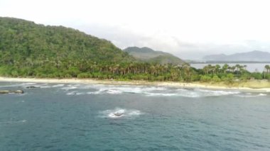 Endonezya 'nın başkenti Papuma Sahili' nde yoğun bitki örtüsü, yüksek uçurum ve okyanus dalgalarıyla insansız hava aracı vuruldu..