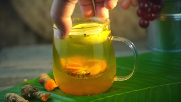 Process Making Herbal Drink Turmeric Black Pepper Honey Lemon Drink — Αρχείο Βίντεο