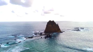 Endonezya 'nın başkenti Papuma Sahili' nde yoğun bitki örtüsü, yüksek uçurum ve okyanus dalgalarıyla insansız hava aracı vuruldu..