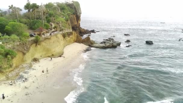 Drónlövés Papuma Beach Jember Indonézia Vastag Növényzet Magasodó Sziklák Óceáni — Stock videók