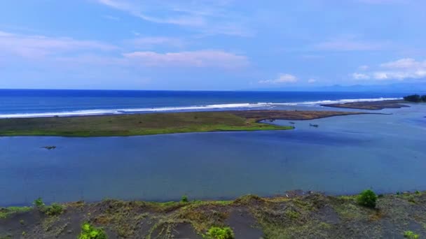 Spokojny Pejzaż Morski Bujną Zieloną Wyspą Otoczoną Ciemnym Piaskiem Otoczony — Wideo stockowe