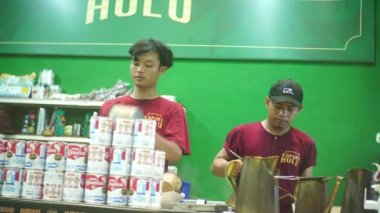 2 Ocak 2024. Surabaya, Endonezya. Kopi Tiam Bar 'da barista sıcak buharlı içecekler hazırlıyor.