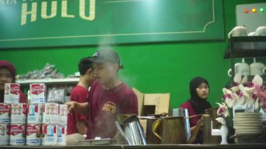 2 Ocak 2024. Surabaya, Endonezya. Kopi Tiam Bar 'da barista sıcak buharlı içecekler hazırlıyor.
