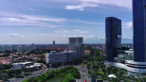 2024年1月21日印度尼西亚东爪哇 苏拉巴亚 这个无人驾驶飞机的镜头在城市西部上空盘旋 捕捉了现代零售和娱乐场所Pakuwon购物中心充满活力的广阔空间 — 图库视频影像