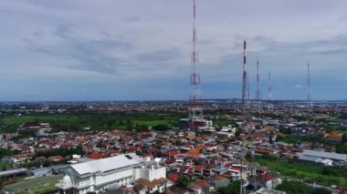 Endonezya, Batı Surabaya 'nın üzerinde süzülen bu drone görüntüsü kampung yaşamının canlı dokusunu yakalıyor. Güneş ışığı teneke çatılarda parlıyor, aşağıdaki dar sokaklar üzerinde karmaşık desenler oluşturuyor..