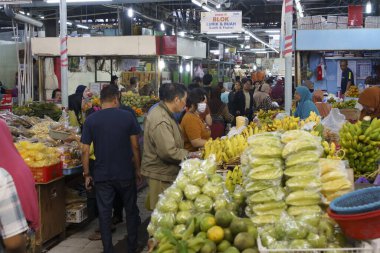 8 Şubat 2024. Solo, Central Java, Endonezya. Pasar Gede, Solo, Central Java 'nın atmosferi, Ay Yeni Yılı' ndan iki gün önce. Piyasada bir sürü alıcı ve satıcı var..