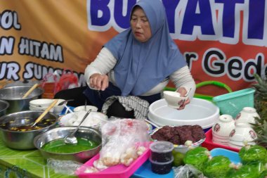 8 Şubat 2024. Solo, Central Java, Endonezya. Pasar Gede, Solo, Central Java 'nın atmosferi, Ay Yeni Yılı' ndan iki gün önce. Piyasada bir sürü alıcı ve satıcı var..