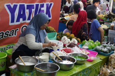 8 Şubat 2024. Solo, Central Java, Endonezya. Pasar Gede, Solo, Central Java 'nın atmosferi, Ay Yeni Yılı' ndan iki gün önce. Piyasada bir sürü alıcı ve satıcı var..