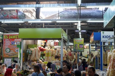 8 Şubat 2024. Solo, Central Java, Endonezya. Pasar Gede, Solo, Central Java 'nın atmosferi, Ay Yeni Yılı' ndan iki gün önce. Piyasada bir sürü alıcı ve satıcı var..