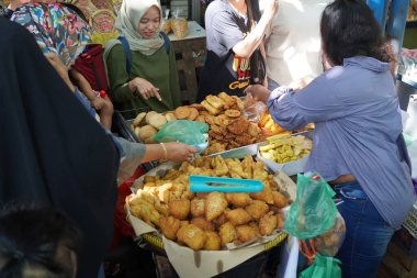 8 Şubat 2024. Solo, Central Java, Endonezya. Pasar Gede, Solo, Central Java 'nın atmosferi, Ay Yeni Yılı' ndan hemen önce. Piyasada bir sürü alıcı ve satıcı var..