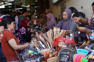 8 Şubat 2024. Solo, Central Java, Endonezya. Pasar Gede, Solo, Central Java 'nın atmosferi, Ay Yeni Yılı' ndan hemen önce. Piyasada bir sürü alıcı ve satıcı var..