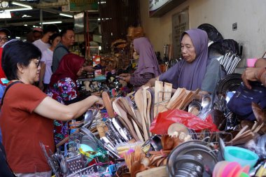 8 Şubat 2024. Solo, Central Java, Endonezya. Pasar Gede, Solo, Central Java 'nın atmosferi, Ay Yeni Yılı' ndan hemen önce. Piyasada bir sürü alıcı ve satıcı var..