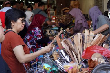 8 Şubat 2024. Solo, Central Java, Endonezya. Pasar Gede, Solo, Central Java 'nın atmosferi, Ay Yeni Yılı' ndan hemen önce. Piyasada bir sürü alıcı ve satıcı var..