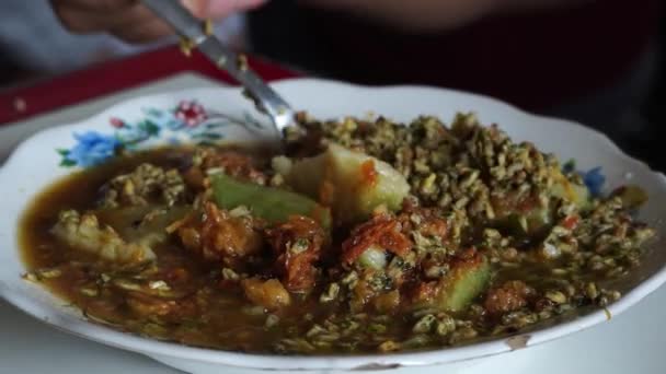 Talerz Lontong Kupang Tradycyjna Indonezyjska Zupa Robiona Parzonych Ryżowych Ciastek — Wideo stockowe