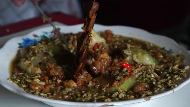 一盘龙通Kupang 一种传统的印度尼西亚汤 用蒸米糕和小贻贝制成 与贻贝同食 — 图库视频影像