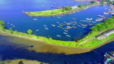 Prigi Beach, Trenggalek, Doğu Java yakınlarındaki yemyeşil Endonezya ormanının üzerinde bu çarpıcı insansız hava aracı videosuyla süzülüyor. Yükselen ağaçlardan canlı yapraklara kadar doğal manzaranın güzelliğini yakalayın. Doğa aşıkları ve seyahat meraklıları için mükemmel..