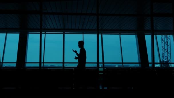 Проти Вікон Тепле Сяйво Фігури Русі Силуетів Пасажирів Аеропорту Джуанда — стокове відео