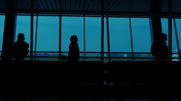 Contra Brilho Quente Janelas Números Movimento Silhuetas Passageiros Aeroporto Juanda — Vídeo de Stock