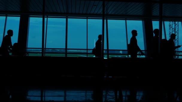 窓の暖かい光に反して ジュアンダ空港 スラバヤ インドネシアの乗客のシルエットの動きの数字 — ストック動画