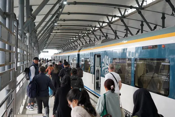 27 Şubat 2024. Medan, Kuzey Sumatera, Endonezya. Medan 'daki havaalanı tren istasyonunun atmosferi yoğun ve hareketli. Yolcular az önce trenden indiler ve istasyondan geçiyorlar..