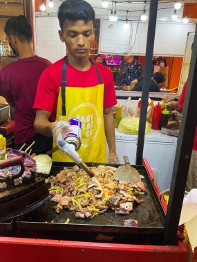 8 Mart 2024. Surabaya, Doğu Cava, Endonezya 'daki bir alışveriş merkezindeki Cakarta Gıda Pazarı' nın hareketli atmosferi