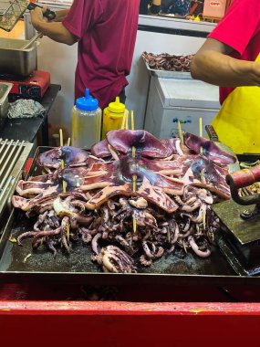 8 Mart 2024. Surabaya, Doğu Cava, Endonezya 'daki bir alışveriş merkezindeki Cakarta Gıda Pazarı' nın hareketli atmosferi