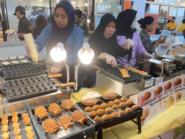 8 Mart 2024. Surabaya, Doğu Cava, Endonezya 'daki bir alışveriş merkezindeki Cakarta Gıda Pazarı' nın hareketli atmosferi