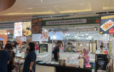 8 Mart 2024. Surabaya, Doğu Cava, Endonezya 'daki bir alışveriş merkezindeki Cakarta Gıda Pazarı' nın hareketli atmosferi