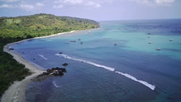 空中俯瞰着一片荒凉的海滩 沙滩上布满了粉状的白沙 碧绿的水和沿海一片茂密的绿林 在印度尼西亚西爪哇的Sukabumi — 图库视频影像