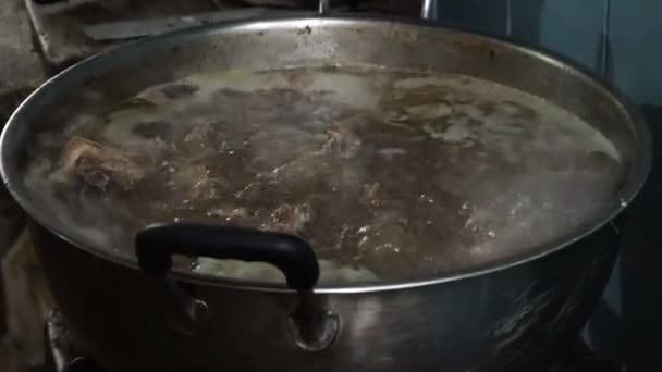 锅上的一个大锅 盛满了煮沸的肉汤和牛尾汤 在印度尼西亚苏拉巴亚 — 图库视频影像