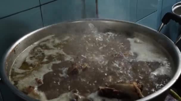 Duży Garnek Kuchence Wypełniony Wrzącym Gulaszem Mięsnym Ogon Zupę Podrobów — Wideo stockowe