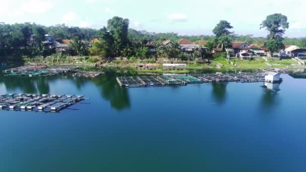Vídeo Drone Captura Uma Vila Cênica Aninhada Nas Margens Lago — Vídeo de Stock