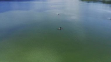 Merkezinde geleneksel bir balıkçı olan küçük, yeşil bir gölün havadan çekilmiş görüntüleri. Ranu Klakah, Lumajang, Doğu Java, Endonezya 'da göl kıyısında yemyeşil ağaçlar var..