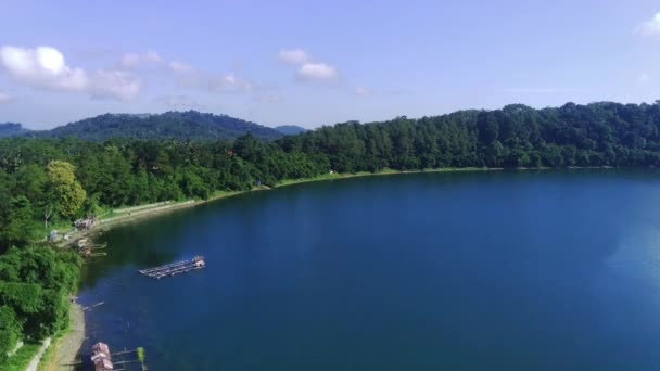 Αεροφωτογραφία Drone Δείχνει Μια Μεγάλη Στρογγυλή Λίμνη Που Περιβάλλεται Από — Αρχείο Βίντεο