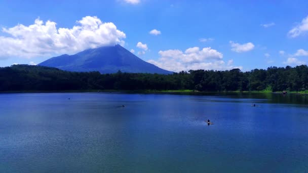 Lago Cristalino Ranu Klakah Lumajang Con Una Majestuosa Montaña Fondo — Vídeos de Stock