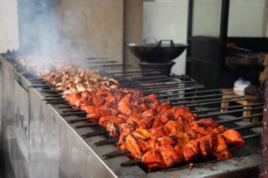 Şiş kebap ve tavuk şişleri Endonezya 'nın Surabaya kentindeki Ampel bölgesinde ızgarada pişiyor. Sokak Gıda Fotoğrafçılığı.