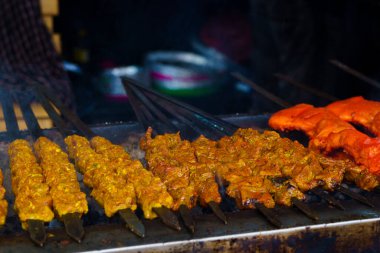 Surabaya, Endonezya 'da Ampel yakınlarındaki bir lokantada ızgarada şiş kebap pişiyor..