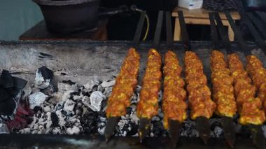 Şiş kebap ve tavuk şişleri Endonezya 'nın Surabaya kentindeki Ampel bölgesinde ızgarada pişiyor. Sokak Gıda Fotoğrafçılığı.