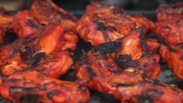 インドネシアのスラバヤのアンペル地域の近くのグリルで焼いたシシュケバブとチキンのサケ ストリートフード写真 — ストック動画