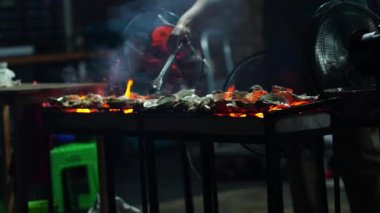 Jakarta Gıda Satıcısı 'nda ızgara istiridye. Izgarada cızırdayan, dolgun istiridyeler her ısırıkta denizin tadını sunuyor..