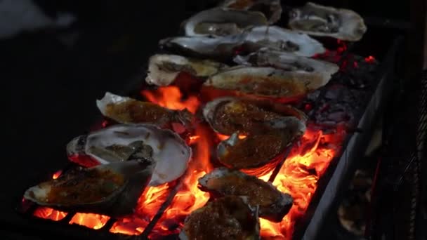 雅加达食品街的烤牡蛎供应商 在烤着的肥壮的牡蛎上打滑 每咬一口都能尝到大海的味道 — 图库视频影像