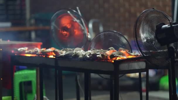 Tiram Panggang Jakarta Food Streets Vendor Sizzling Grill Plump Tiram — Stok Video