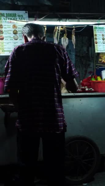April 2024 Jakarta Indonesië Een Video Met Een Straatverkoper Die — Stockvideo