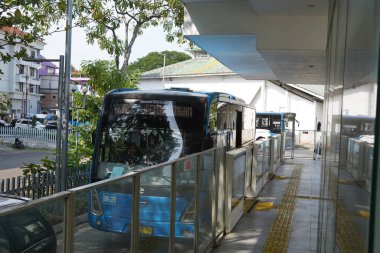 11 Nisan 2024. Jakarta, Endonezya. Trans Jakarta Otobüs Barınağı 'ndaki atmosfer. Kurban Bayramı 'ndan sonraki gün sığınaklarda daha yüksek yolcu hacmine sahip neşeli titreşimler bekleyin.