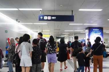 11 Nisan 2024. Jakarta, Endonezya. Kurban Bayramı 2024 'ten sonraki gün Bundaran HI MRT İstasyonu' nun içindeki atmosfer. İstasyon muhtemelen gezginlerle meşgul, daha uzun bekleme süreleri için potansiyel..