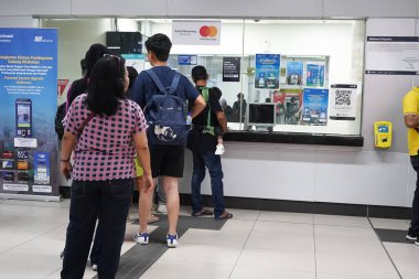 11 Nisan 2024. Jakarta, Endonezya. Kurban Bayramı 2024 'ten sonraki gün Bundaran HI MRT İstasyonu' nun içindeki atmosfer. İstasyon muhtemelen gezginlerle meşgul, daha uzun bekleme süreleri için potansiyel..