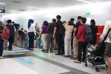 11 Nisan 2024. Jakarta, Endonezya. Kurban Bayramı 2024 'ten sonraki gün Bundaran HI MRT İstasyonu' nun içindeki atmosfer. İstasyon muhtemelen gezginlerle meşgul, daha uzun bekleme süreleri için potansiyel..